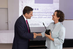 Unternehmenssprecherinnen und Unternehmenssprecher des Jahres 2020/2021 | eSeL.at - Lorenz Seidler