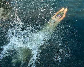 Schwimmdemo gegen Badeverbot in der Spree