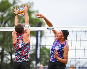 Jonas Sagstetter blockt Mees Sengers beim Beachvolleyball