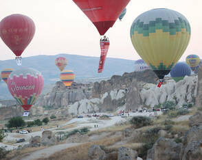 Heißluftballons erinnern an Opfer des Putschversuchs in der Türkei