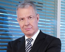 Stromausfall bei „RTL Aktuell“ − Peter Kloeppel moderiert mit Handy-Licht
