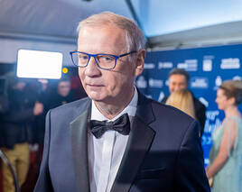 Günther Jauch alleine am Ball